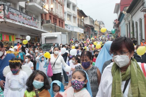 Con motivo de celebrarse este miércoles el día de la Inmaculada Concepción, y la conclusión del Año de San José, decretado por el Papa Francisco, feligreses de la Catedral de Xalapa y la Parroquia de San José, realizaron una procesión que partió de Los Berros y culminó con una eucaristía en la Catedral. 