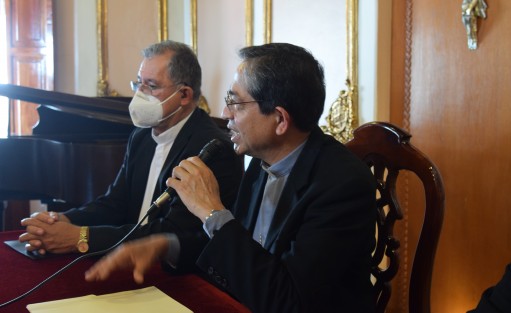 El Administrador Apostólico de la Arquidiócesis de Xalapa, Mons. José Trinidad Zapata, en rueda de prensa, en el Arzobispado, anunció que el Papa Francisco nombró a Monseñor Jorge Carlos Patrón Wong, como nuevo Arzobispo de Xalapa.