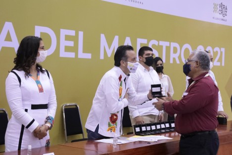 El gobernador Cuitláhuac García Jiménez, acompañado por el titular de la Secretaría de Educación (SEV), Zenyazen Escobar García, entregó la condecoración Maestro Altamirano por 40 años ininterrumpidos de servicio federal a 214 docentes y la medalla Carlos A. Carrillo por 30 años a otros 29 del sistema estatal.