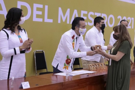 El gobernador Cuitláhuac García Jiménez, acompañado por el titular de la Secretaría de Educación (SEV), Zenyazen Escobar García, entregó la condecoración Maestro Altamirano por 40 años ininterrumpidos de servicio federal a 214 docentes y la medalla Carlos A. Carrillo por 30 años a otros 29 del sistema estatal.