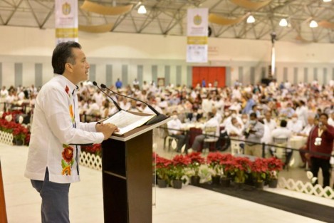 El Día del Maestro –celebrado el 15 de mayo– no podía pasar desapercibido y este día se festejó en el Word Trade Center, donde además de reconocer la trayectoria y aportaciones fundamentales del sector en la vida pública de Veracruz, les fueron compartidas las acciones emprendidas por el Gobierno para impulsar la calidad educativa.