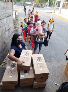 Entre otras actividades DIF Teocelo continúa con la entrega de desayunos escolares fríos en las comunidades, servicios generales en la carga de material para el camino a Santa Rosa, realizar limpieza y el retiro de casitas y sillas otorgados en comodato. 