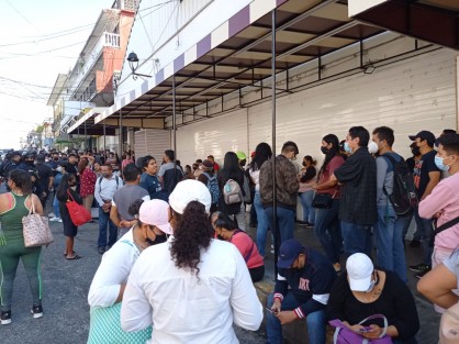 Comerciantes de Plaza Clavijero se encontraron con la plaza cerrada esta mañana, sin que les hayan informado ninguna decisión de la autoridad. Por ello sus líderes se trasladaron al Palacio Municipal a buscar respuesta y buscar resolución a su petición de colocar puestos en el exterior durante esta temporada. 