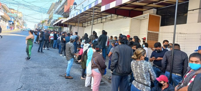 Comerciantes de Plaza Clavijero se encontraron con la plaza cerrada esta mañana, sin que les hayan informado ninguna decisión de la autoridad. Por ello sus líderes se trasladaron al Palacio Municipal a buscar respuesta y buscar resolución a su petición de colocar puestos en el exterior durante esta temporada. 