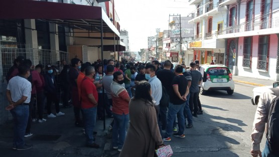 Comerciantes de Plaza Clavijero se encontraron con la plaza cerrada esta mañana, sin que les hayan informado ninguna decisión de la autoridad. Por ello sus líderes se trasladaron al Palacio Municipal a buscar respuesta y buscar resolución a su petición de colocar puestos en el exterior durante esta temporada. 