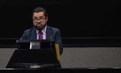 El presidente de la Comisión Permanente de Hacienda Municipal de esta LXVI Legislatura, diputado Sergio Lenin Guzmán Ricardez, puso a consideración del Pleno una Iniciativa con Proyecto de Decreto que reforma el artículo tercero transitorio de la Ley de Coordinación Fiscal para el Estado y los Municipios de Veracruz, a fin de dar certidumbre a los municipios en cuanto a la distribución de las participaciones federales y por lo que resulta necesario reformar a finales de año este ordenamiento. 