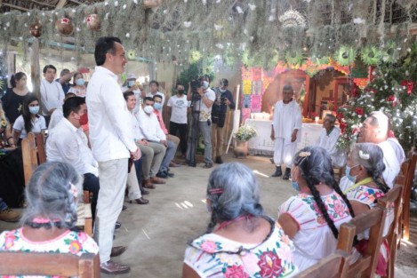 El Gobernador Cuitláhuac García estuvo en el  Parque Temático Takilhsukut en Papantla para revisar los detalles para el Festival Navideño 2021 que se llevará a cabo desde esta noche hasta el 6 de enero, con actividades, talleres y presentaciones artísticas.
