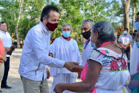 El Gobernador Cuitláhuac García estuvo en el  Parque Temático Takilhsukut en Papantla para revisar los detalles para el Festival Navideño 2021 que se llevará a cabo desde esta noche hasta el 6 de enero, con actividades, talleres y presentaciones artísticas.
