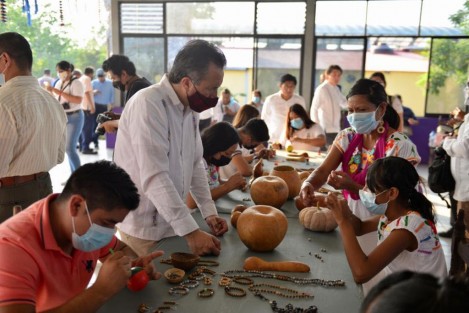 El Gobernador Cuitláhuac García estuvo en el  Parque Temático Takilhsukut en Papantla para revisar los detalles para el Festival Navideño 2021 que se llevará a cabo desde esta noche hasta el 6 de enero, con actividades, talleres y presentaciones artísticas.
