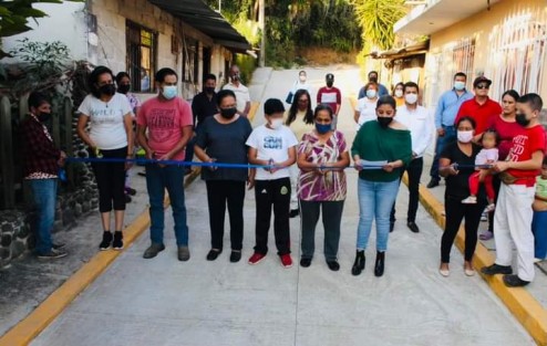 Inauguración de obras por parte de la Sindico Zayra del Carmen Martínez Andrade, Director de Obras Ing. Alberto Lucas Marín, acompañantes directivos y personal en la segunda etapa en la calle Guillermo Prieto en la Colonia Benito Juárez; la rehabilitación de drenaje sanitario y tomas de agua potable y también la pavimentación de concreto hidráulico, así como en la Privada de las Palmas ambos de la Cabecera Municipal.