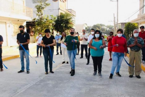 Inauguración de obras por parte de la Sindico Zayra del Carmen Martínez Andrade, Director de Obras Ing. Alberto Lucas Marín, acompañantes directivos y personal en la segunda etapa en la calle Guillermo Prieto en la Colonia Benito Juárez; la rehabilitación de drenaje sanitario y tomas de agua potable y también la pavimentación de concreto hidráulico, así como en la Privada de las Palmas ambos de la Cabecera Municipal.