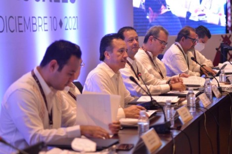 El gobernador Cuitláhuac García Jiménez se tomó la fotografía oficial con Secretarios de Hacienda del país en el marco de la Reunión Nacional de Funcionarios Fiscales. El World Trade Center alberga las actividades de este encuentro, que es privado.