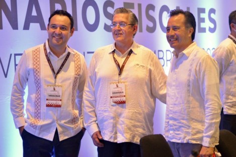 El gobernador Cuitláhuac García Jiménez se tomó la fotografía oficial con Secretarios de Hacienda del país en el marco de la Reunión Nacional de Funcionarios Fiscales. El World Trade Center alberga las actividades de este encuentro, que es privado.