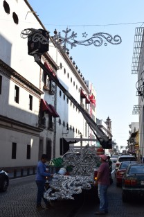 Continúa la instalación de decoración navideña en el Centro de Xalapa. Aunque aquellos que año con año renuevan la decoración en sus hogares, critican que las autoridades usen los mismos del año anterior y no realicen un gasto extra.