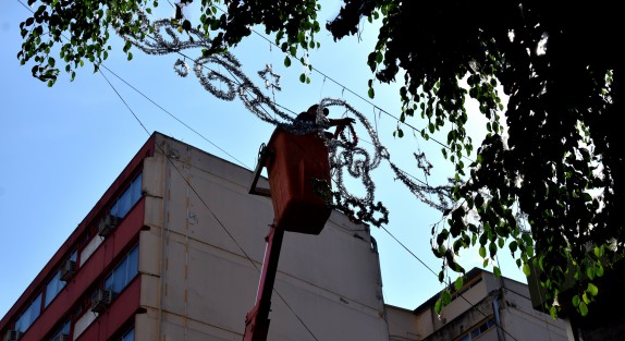 Continúa la instalación de decoración navideña en el Centro de Xalapa. Aunque aquellos que año con año renuevan la decoración en sus hogares, critican que las autoridades usen los mismos del año anterior y no realicen un gasto extra.