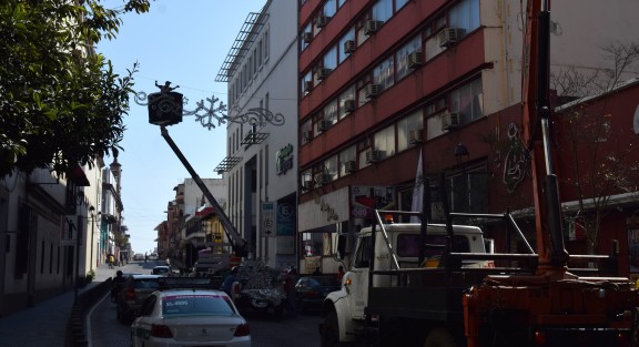 Continúa la instalación de decoración navideña en el Centro de Xalapa. Aunque aquellos que año con año renuevan la decoración en sus hogares, critican que las autoridades usen los mismos del año anterior y no realicen un gasto extra.