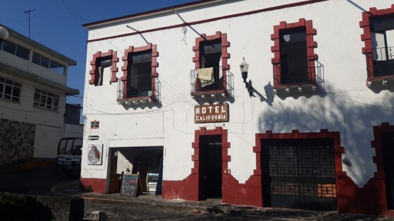 Los cuerpos de una mujer y un menor de alrededor de tres años, fueron localizados en el interior de una habitación de un hotel ubicado en la esquina  de las calles Alfaro y González Ortega en el centro de Xalapa. 