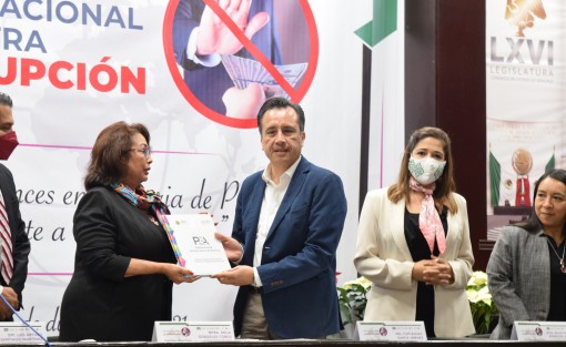 El gobernador Cuitláhuac García reconoció que aunque se presuma transparencia, los recursos no llegarían a la gente, por lo que tendrían que tipificarse los grados y formas de corrupción, esto durante la clausura del el foro <em>Desafíos y avances en materia de prevención y combate a la corrupción</em>, en el Congreso del estado.