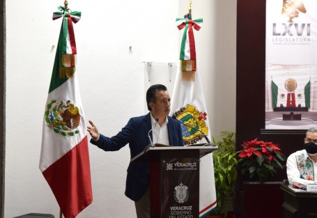 El gobernador Cuitláhuac García reconoció que aunque se presuma transparencia, los recursos no llegarían a la gente, por lo que tendrían que tipificarse los grados y formas de corrupción, esto durante la clausura del el foro <em>Desafíos y avances en materia de prevención y combate a la corrupción</em>, en el Congreso del estado.