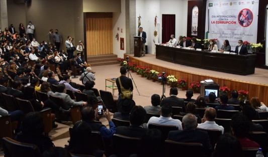 El gobernador Cuitláhuac García reconoció que aunque se presuma transparencia, los recursos no llegarían a la gente, por lo que tendrían que tipificarse los grados y formas de corrupción, esto durante la clausura del el foro <em>Desafíos y avances en materia de prevención y combate a la corrupción</em>, en el Congreso del estado.
