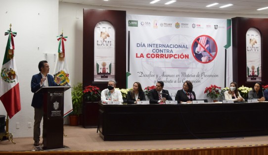 Al clausurar el foro Desafíos y Avances en Materia de Prevención y Combate a la Corrupción, celebrado en el auditorio Sebastián Lerdo de Tejada del Palacio Legislativo, el gobernador Cuitláhuac García Jiménez ponderó que se lleven a cabo encuentros de este tipo, ya que, consideró, contribuyen a fortalecer la lucha contra la corrupción en beneficio del pueblo veracruzano.