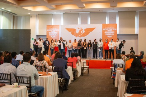 63 regidoras y regidores electos y sus suplentes, acompañados de los candidatos a alcaldes, pertenecientes a los 52 municipios en donde Movimiento Ciudadano tendrá Ediles en el Estado de Veracruz, participaron en el Taller de Capacitación <em>Las Buenas Prácticas de Gobierno</em>, asimismo, el dirigente estatal, Sergio Gil Rullán, hizo entrega de constancias de asignación que emite el OPLE.