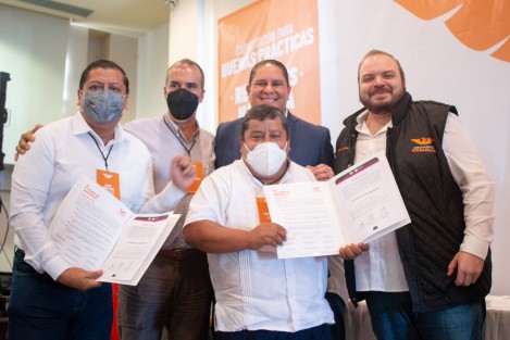 63 regidoras y regidores electos y sus suplentes, acompañados de los candidatos a alcaldes, pertenecientes a los 52 municipios en donde Movimiento Ciudadano tendrá Ediles en el Estado de Veracruz, participaron en el Taller de Capacitación <em>Las Buenas Prácticas de Gobierno</em>, asimismo, el dirigente estatal, Sergio Gil Rullán, hizo entrega de constancias de asignación que emite el OPLE.