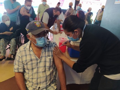 Este domingo inició el reforzamiento de vacunación para adultos mayores en el puerto de Veracruz; a partir del lunes se hará lo mismo en Xalapa.