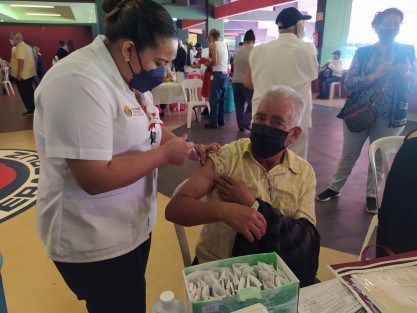 Este domingo inició el reforzamiento de vacunación para adultos mayores en el puerto de Veracruz; a partir del lunes se hará lo mismo en Xalapa.