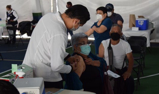 Este lunes inició la aplicación de la dosis de refuerzo de la vacuna antiCOVID para adultos mayores de 60 años que ya hayan cumplido 6 meses de haber sido inmunizados. 