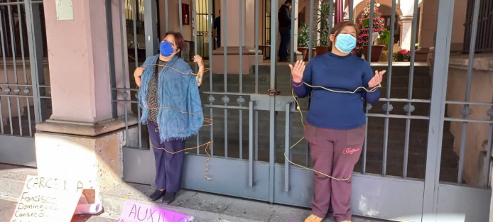 Dos mujeres se manifestaron atándose a la puerta del Palacio Municipal de Xalapa, pidiendo se les dé una indemnización, luego de que fueran despedidas en diciembre del año pasado cuando trabajaban como promotores de Participación Ciudadana. 