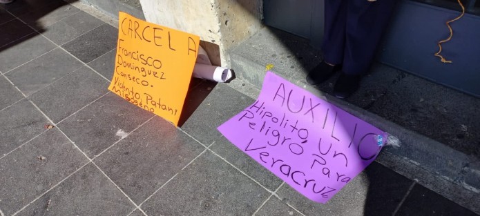 Dos mujeres se manifestaron atándose a la puerta del Palacio Municipal de Xalapa, pidiendo se les dé una indemnización, luego de que fueran despedidas en diciembre del año pasado cuando trabajaban como promotores de Participación Ciudadana. 