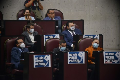 Los dos bandos del Congreso del Estado manifestaron con cartulinas su postura en torno de detenciones de exfuncionarios, durante la comparecencia del Gobernador Cuitláhuac García ante la LXVI Legislatura local, por su tercer año de administración.