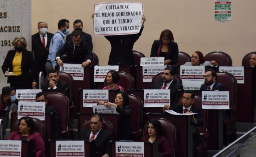 Los dos bandos del Congreso del Estado manifestaron con cartulinas su postura en torno de detenciones de exfuncionarios, durante la comparecencia del Gobernador Cuitláhuac García ante la LXVI Legislatura local, por su tercer año de administración.