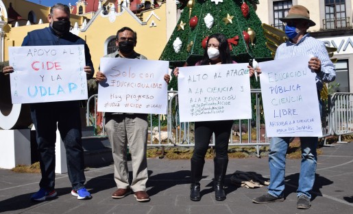 Investigadores del Instituto de Ecología se manifestaron este martes en Plaza Lerdo en apoyo al CIDE, y a la liberación de las instalaciones de la Universidad de las Américas Puebla. 