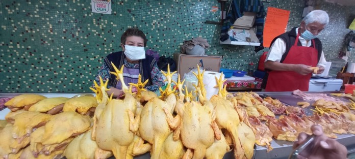 Comerciantes de carnes del Mercado Jáuregui reportan bajas expectativas de ventas para esta Navidad pues en años anteriores ya tenían pedidos para esos días festivos, lo cual este año no se está dando. 