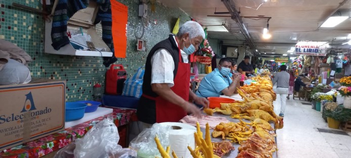 Comerciantes de carnes del Mercado Jáuregui reportan bajas expectativas de ventas para esta Navidad pues en años anteriores ya tenían pedidos para esos días festivos, lo cual este año no se está dando. 