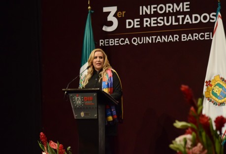 La presidenta del DIF estatal, Rebeca Quintanar Barceló, rindió su tercer informe de labores. Al acto asistió el secretario de Gobierno, Eric Cisneros Burgos, entre otros servidores públicos.