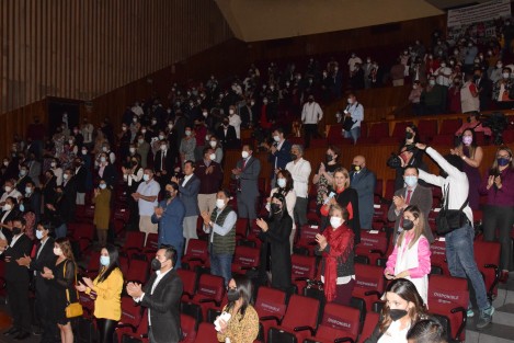 La presidenta del DIF estatal, Rebeca Quintanar Barceló, rindió su tercer informe de labores. Al acto asistió el secretario de Gobierno, Eric Cisneros Burgos, entre otros servidores públicos.