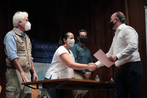 Acompañada por el encargado de los parques nacionales Cofre de Perote y Pico de Orizaba, Raúl Álvarez Oceguera, y el director general del Parque Ecoturístico Valle Alegre, Luis Miguel Fernández Garibay, la Secretaria de Turismo entregó constancias a integrantes de la red para promover el destino; además de dar a conocer la página montanadelcofre.com.mx, donde se encuentra la información de los productos de la región.
