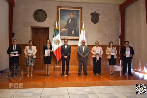  En Palacio de Gobierno, la Fiscal General del Estado, Verónica Hernández Giadáns hizo entrega del Informe Anual de Actividades 2021 al Gobernador Cuitláhuac García Jiménez, cumpliendo con su deber constitucional de rendición de cuentas.

