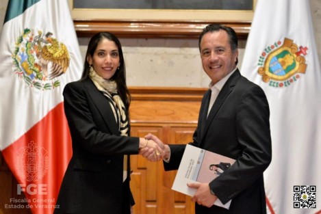  En Palacio de Gobierno, la Fiscal General del Estado, Verónica Hernández Giadáns hizo entrega del Informe Anual de Actividades 2021 al Gobernador Cuitláhuac García Jiménez, cumpliendo con su deber constitucional de rendición de cuentas.

