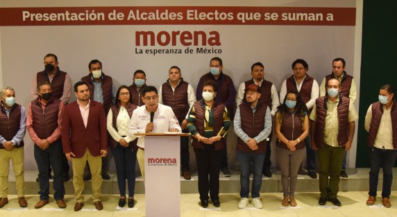 18 alcaldes electos por PRD, PAN y PT, que se sumaron a las filas de Morena fueron presentados por  el dirigente estatal, Esteban Ramírez Zepeta. Con ello suman ya 124 los municipios que estarán encabezados por ese partido.  