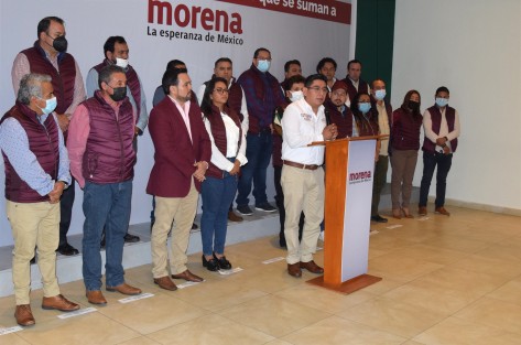 18 alcaldes electos por PRD, PAN y PT, que se sumaron a las filas de Morena fueron presentados por  el dirigente estatal, Esteban Ramírez Zepeta. Con ello suman ya 124 los municipios que estarán encabezados por ese partido.  