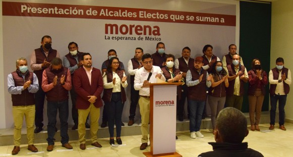 18 alcaldes electos por PRD, PAN y PT, que se sumaron a las filas de Morena fueron presentados por  el dirigente estatal, Esteban Ramírez Zepeta. Con ello suman ya 124 los municipios que estarán encabezados por ese partido.  