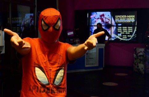 Fans de Spiderman acudieron caracterizados como el personaje, a cines, para disfrutar de la nueva película del súper héroe. 