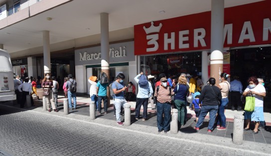 Beneficiarios de programas sociales del Gobierno federal hacen fila para recibir sus apoyos correspondiente. Ojalá y los mismos sean bien aprovechados. 