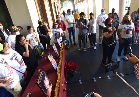 Integrantes de colectivos de búsqueda de desaparecidos montaron este miércoles una  exposición con las fotografías de sus familiares, para hacer visible que en esta temporada<em> no tienen nada que celebrar</em>