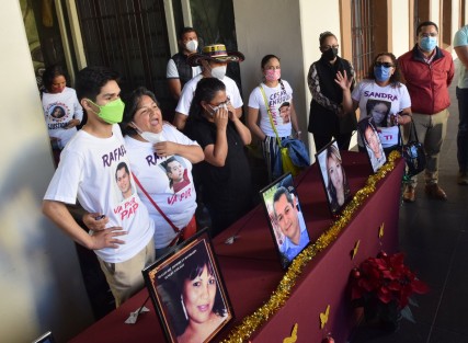 Integrantes de colectivos de búsqueda de desaparecidos montaron este miércoles una  exposición con las fotografías de sus familiares, para hacer visible que en esta temporada<em> no tienen nada que celebrar</em>