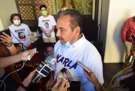 Carlos Saldaña, del colectivo de búsqueda Familiares Enlaces Xalapa, dijo que son alrededor de 200 cuerpos no identificados los que se encuentran en fosas comunes de panteones municipales de la región. 